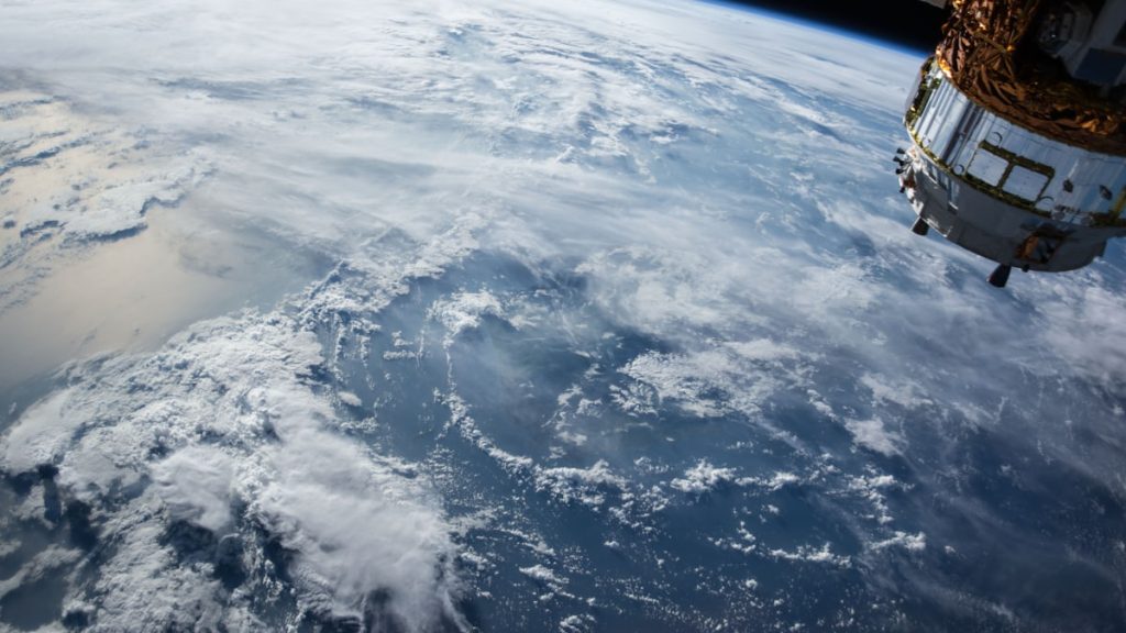 IoT satelital: cómo la conectividad desde el espacio elimina los puntos ciegos de tu flota